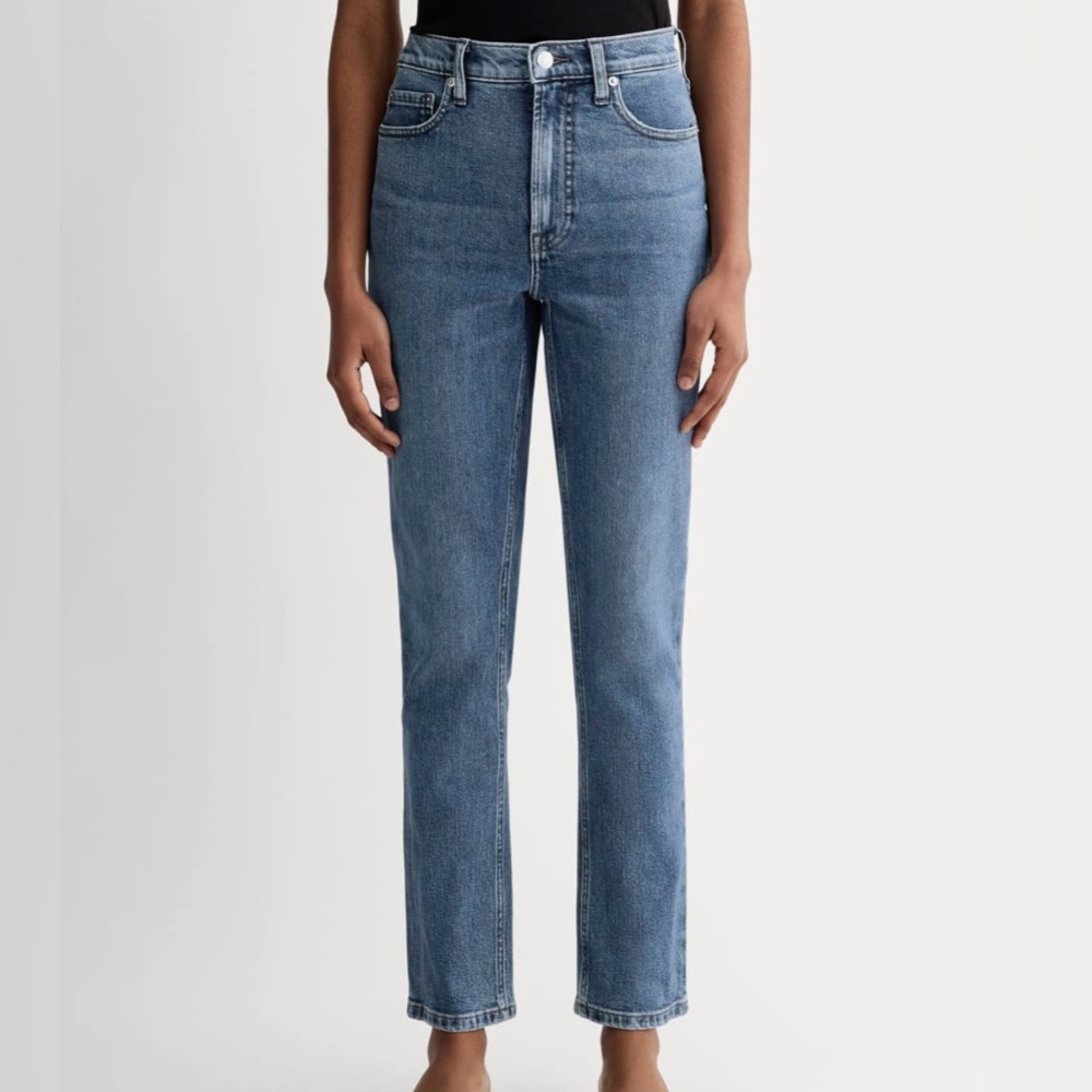 Everlane Curvy Cheeky 90s Jean, 28 Crop, Medium Wash.